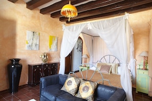Premium bedding, desk, free cots/infant beds, rollaway beds - El Corsario (Ibiza)