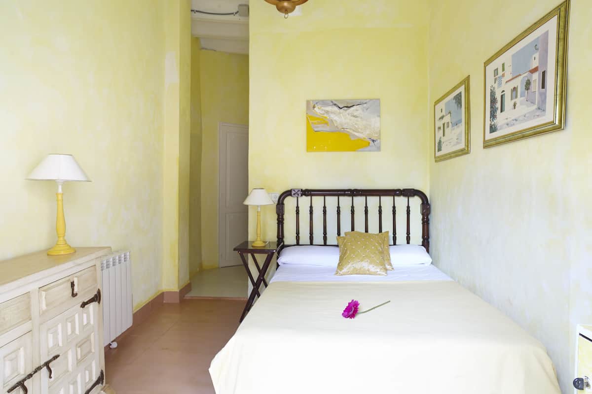 Single Room | Premium bedding, desk, cribs (free), rollaway beds (surcharge)