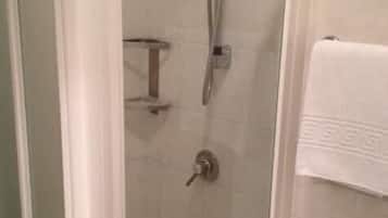 Habitación doble | Regadera en el baño