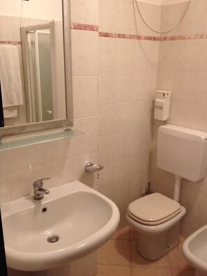 Triple Room | Bilik Mandi | Pancuran mandi, bidet 