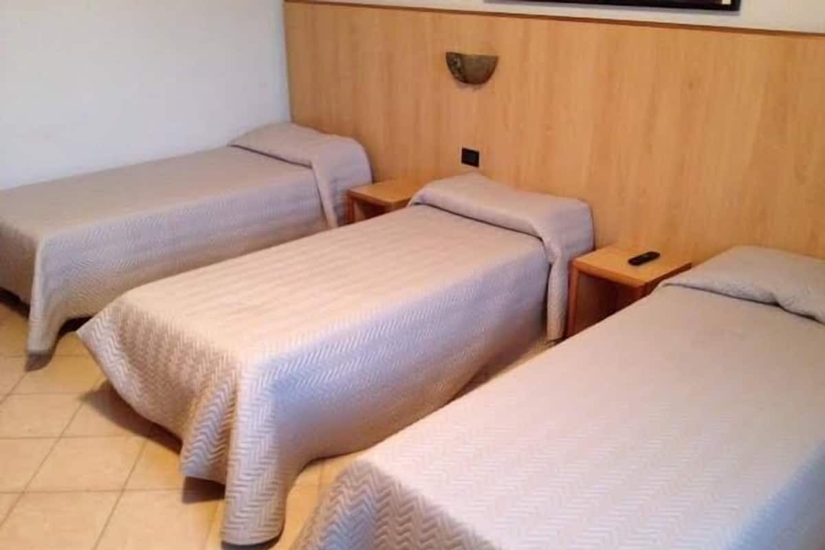 Üç Kişilik Oda | Masa, ücretsiz beşik/çocuk yatağı, portatif/ilave yatak