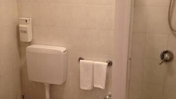 Dreibettzimmer | Badezimmer | Dusche, Bidet