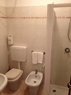 Triple Room | Bathroom | Shower, bidet - Hotel Gambero (Orzinuovi)