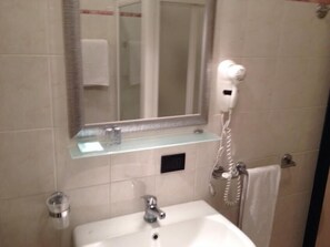 Doppelzimmer | Waschbecken im Bad