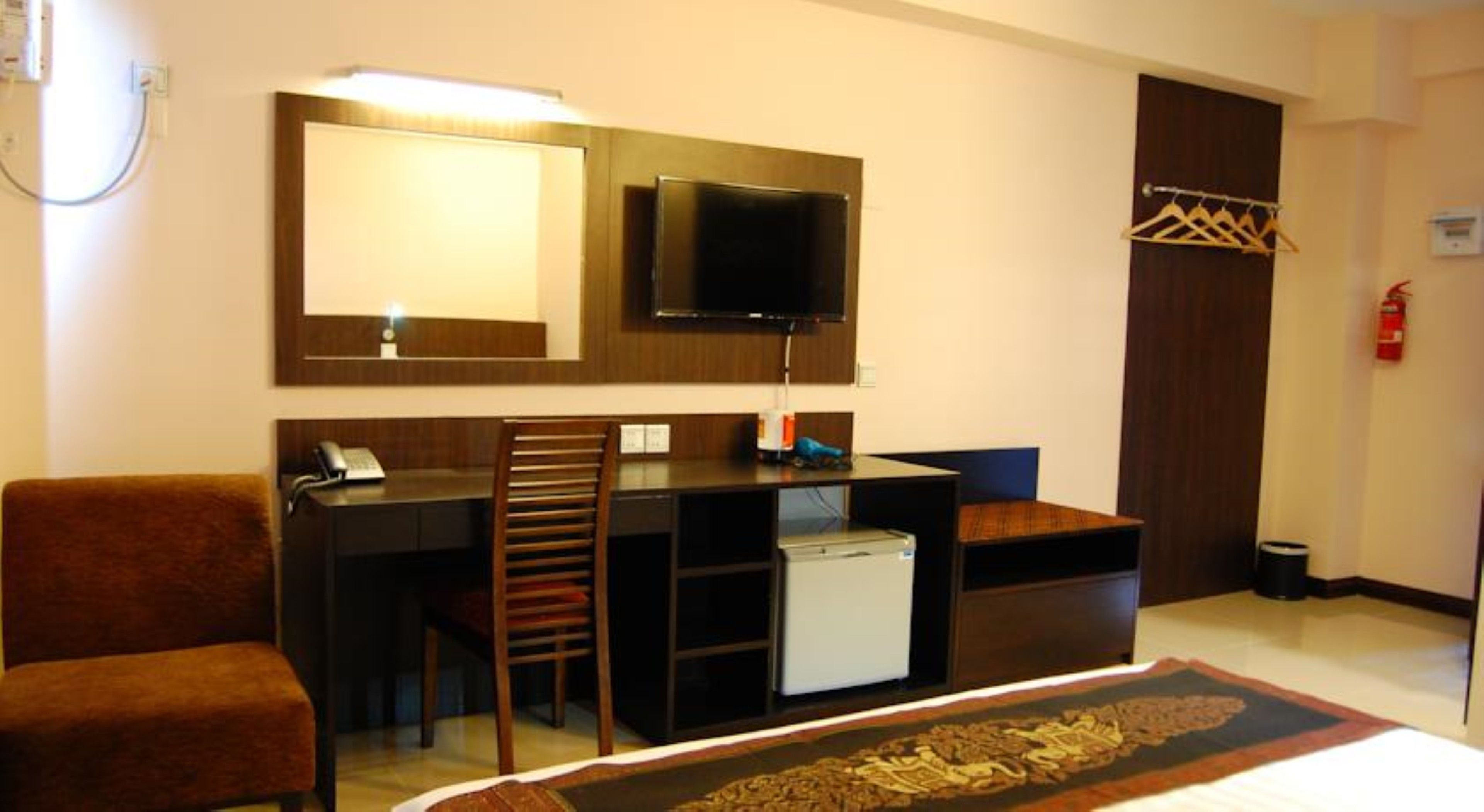 deluxe double room, 1 queen bed | minibar, in-room safe, desk, blackout curtains