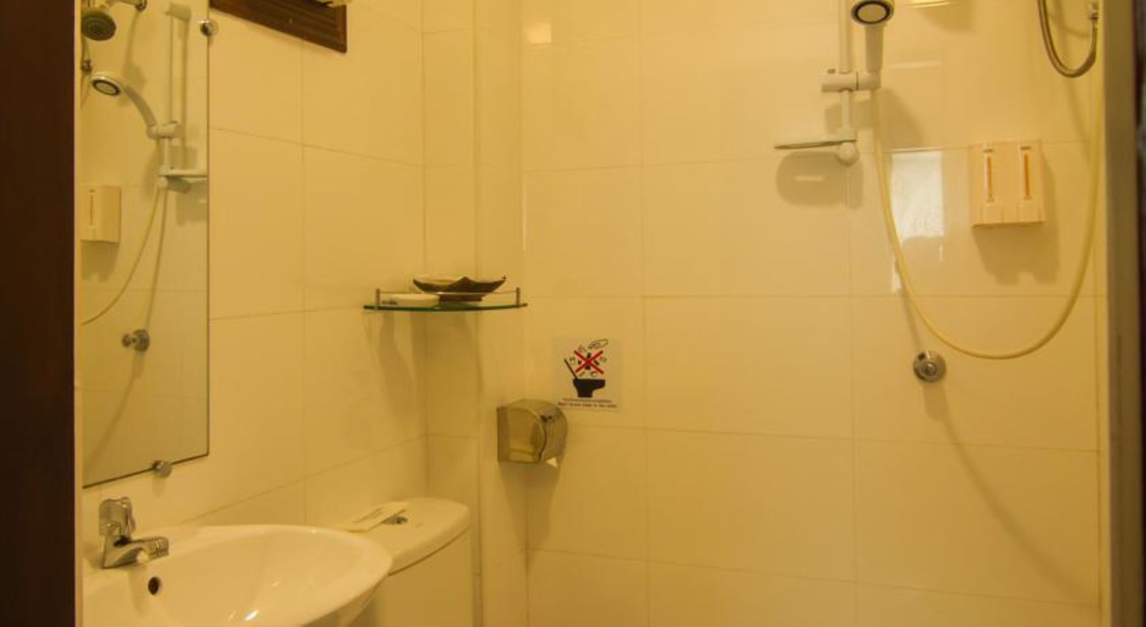 standard single room, 1 single bed | bathroom | shower, free toiletries, hair dryer, bathrobes