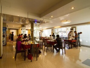 Breakfast, lunch and dinner served  - Hotel Yankin (Yangon)