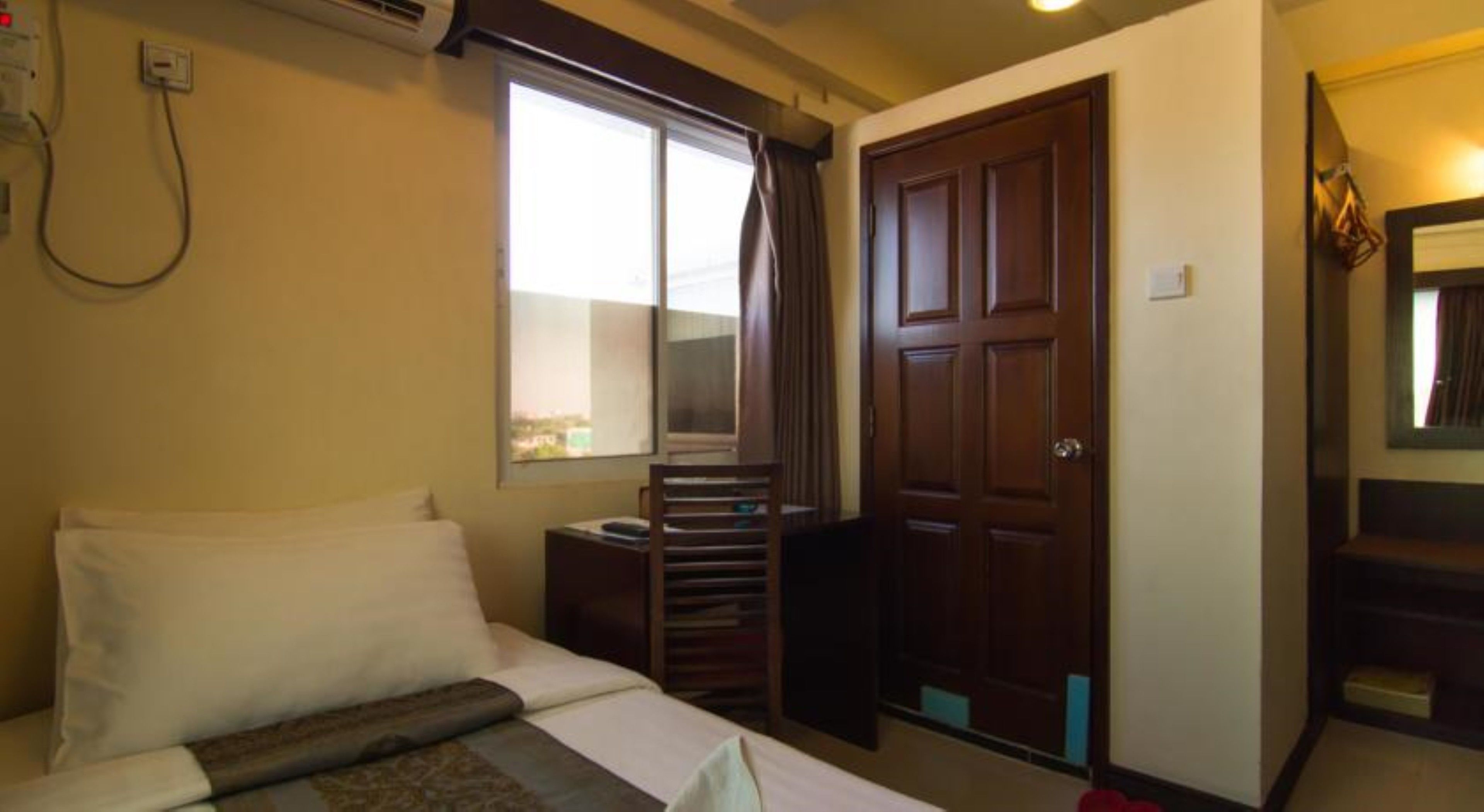 standard single room, 1 single bed | minibar, in-room safe, desk, blackout curtains