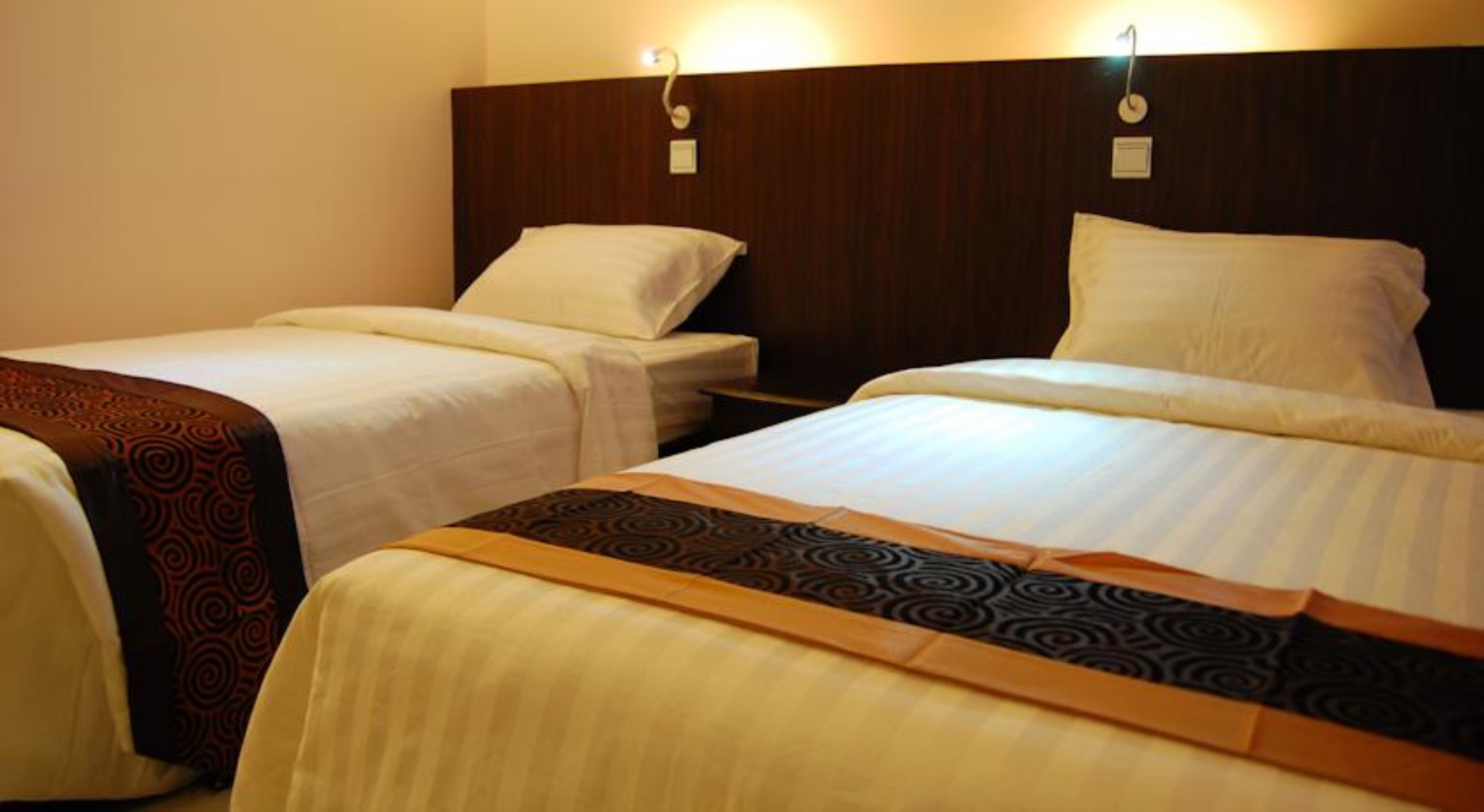 deluxe twin room, 2 single beds, non smoking | minibar, in-room safe, desk, blackout curtains