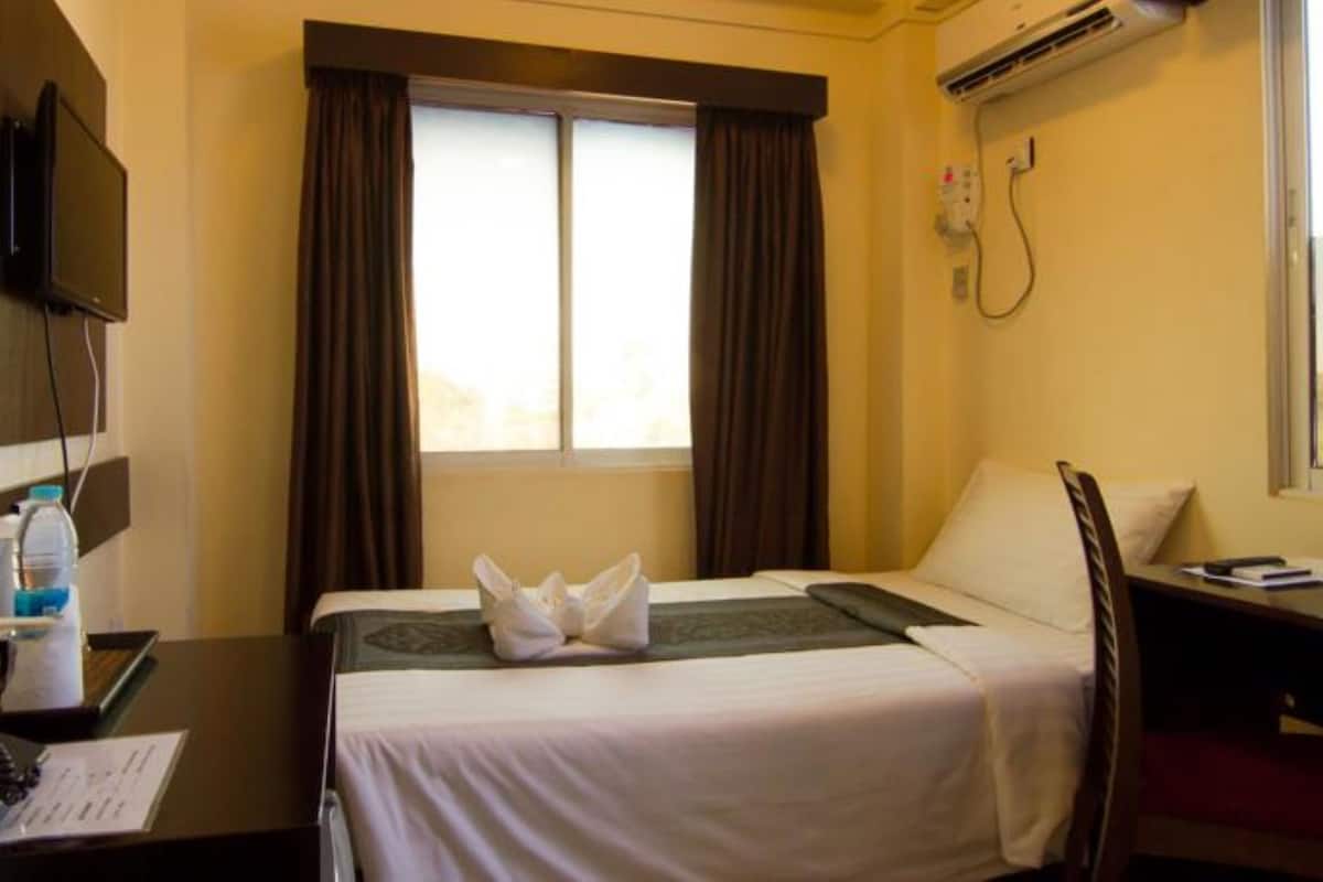 Standard Single Room, 1 Twin Bed | Minibar, in-room safe, desk, blackout drapes