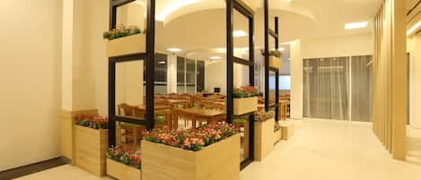 Déjeuner, dßner et souper servis sur place; cuisine internationale