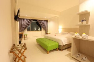 Quarto luxo | Roupas de cama premium, escrivaninha, Wi-Fi de cortesia