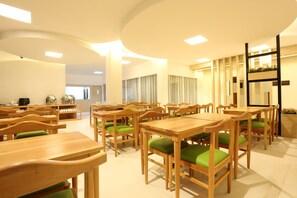 Se sirven desayunos, comidas, cenas y cocina internacional 