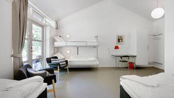 Habitación cuádruple superior, varias camas (Linen Excluded) | 1 dormitorio, escritorio, wifi gratis