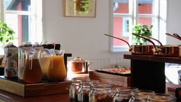 Esmorzar diari d'estil bufet (125 DKK per persona)