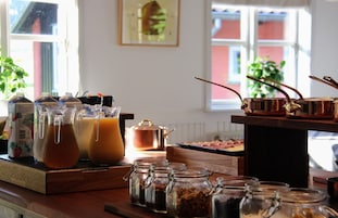 Café da manhã com buffet todos os dias mediante uma taxa