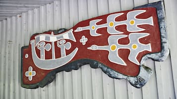 Una pieza decorativa de pared con formas y símbolos abstractos.