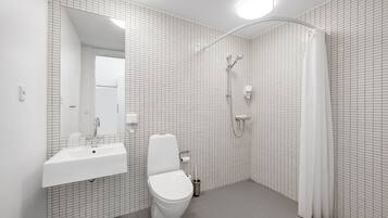 Habitació amb dos llits individuals superior (Linen Excluded) | Bany | Dutxa i articles de tocador gratuïts