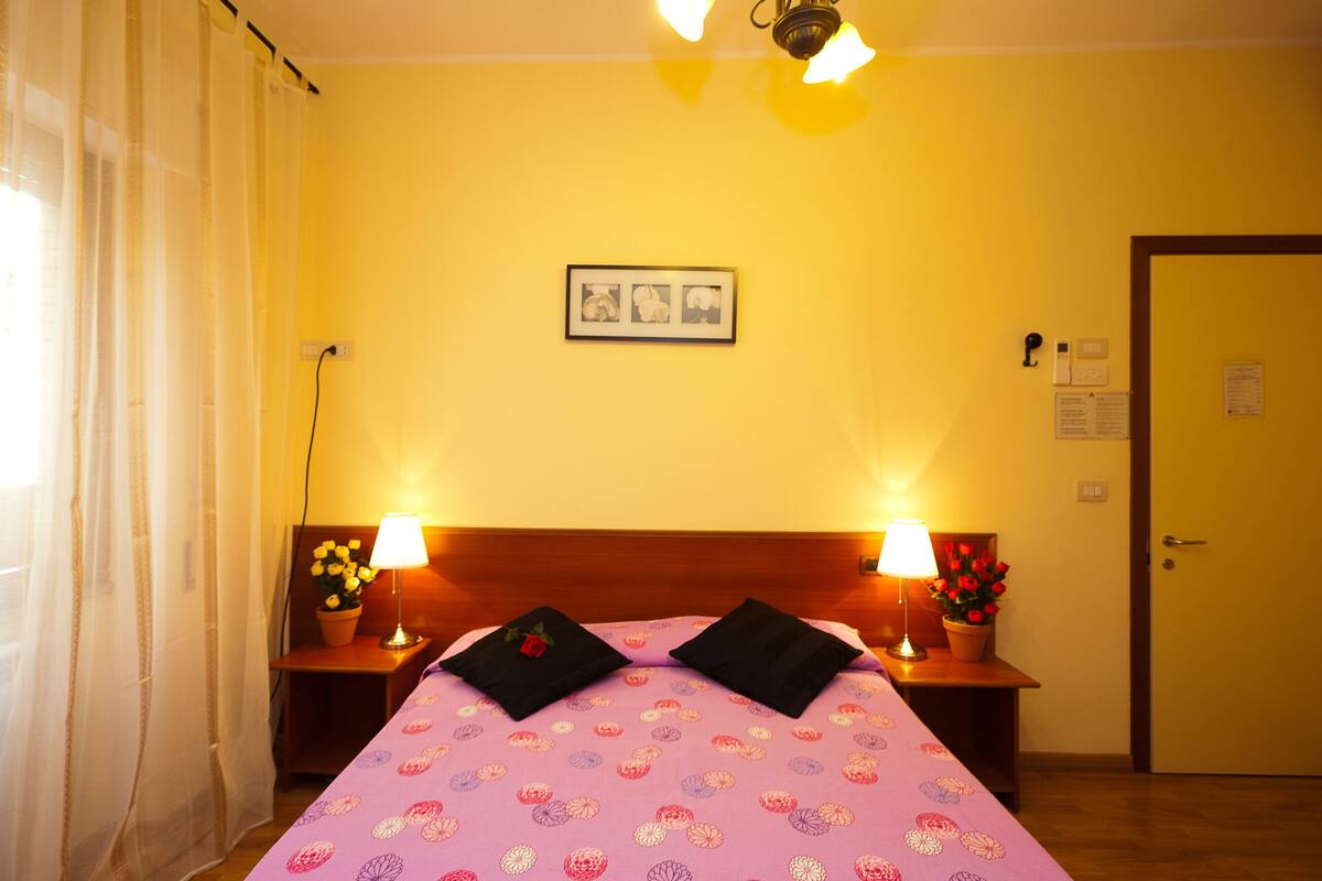 Quadruple Room | In-room safe, desk, free cots/infant beds, rollaway beds