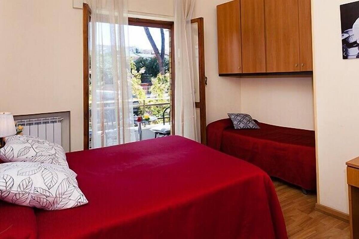 Triple Room | In-room safe, desk, free cots/infant beds, rollaway beds