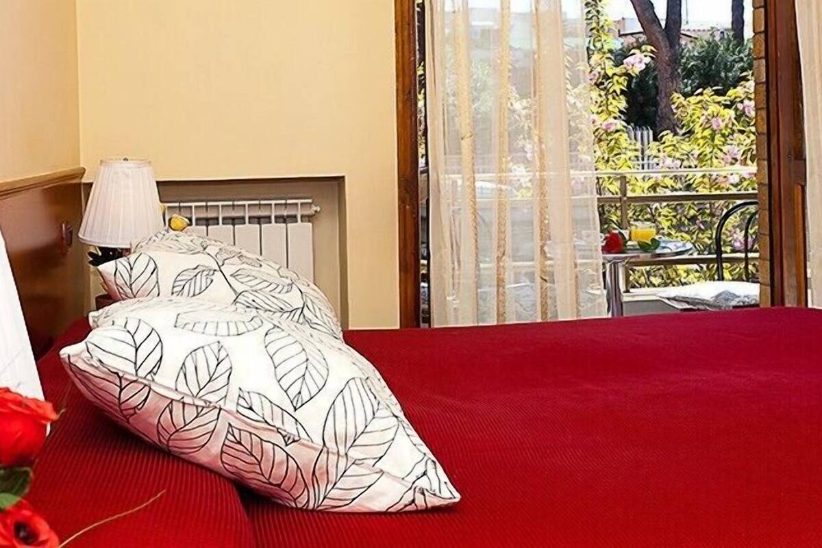 Dobbeltværelse til 1 person | Pengeskab på værelset, skrivebord, gratis baby-/barnesenge