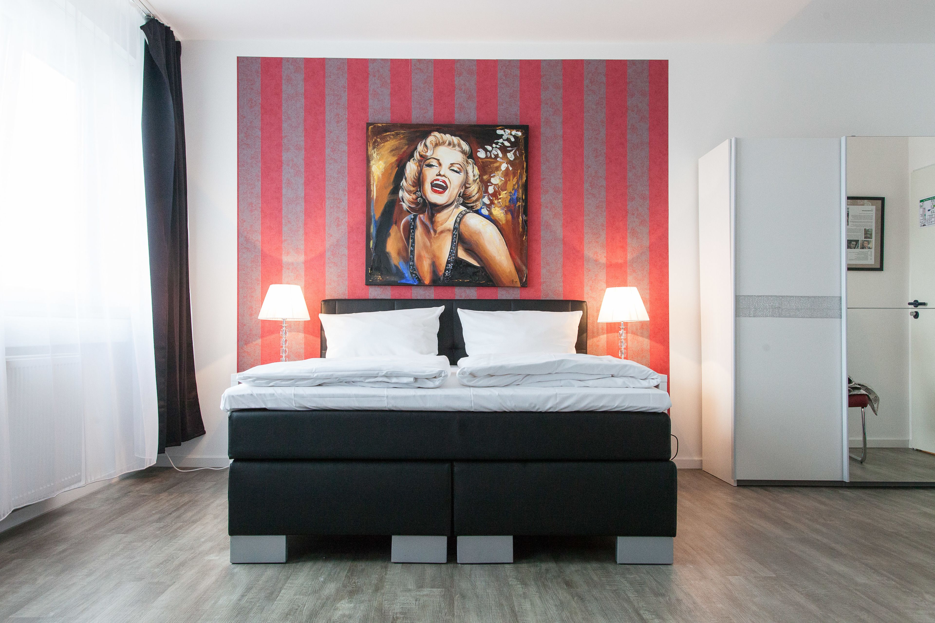 Safe på rommet, individuelt dekorert og skrivebord