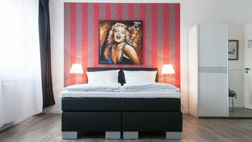 Standard-Doppelzimmer | 1 Schlafzimmer, Zimmersafe, individuell dekoriert, Schreibtisch