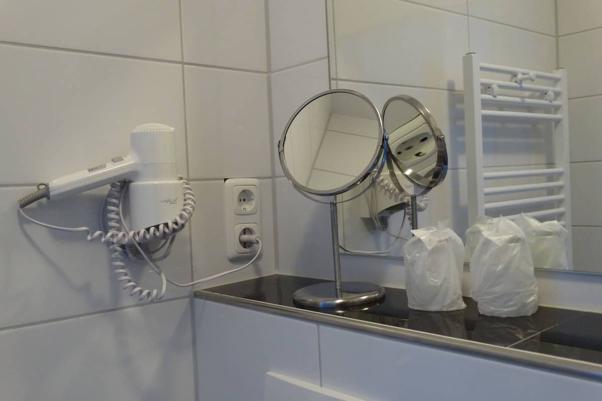 standard double room | bathroom amenities | shower, free toiletries, hair dryer, slippers
