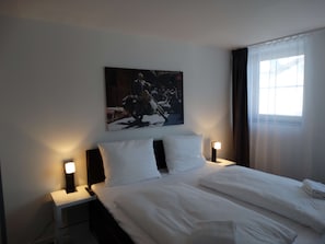 Junior Suite | Individually decorated, desk, laptop workspace, blackout drapes - Hotel Stay (Essen)