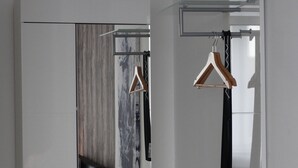 Une salle de bain moderne avec une douche à parois de verre, un lavabo blanc et un porte-serviettes.
