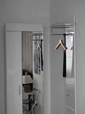 Coffres-forts dans les chambres, décoration personnalisée, bureau