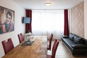Junior Suite | Living room | Flat-screen TV - Hotel Stay (Essen)