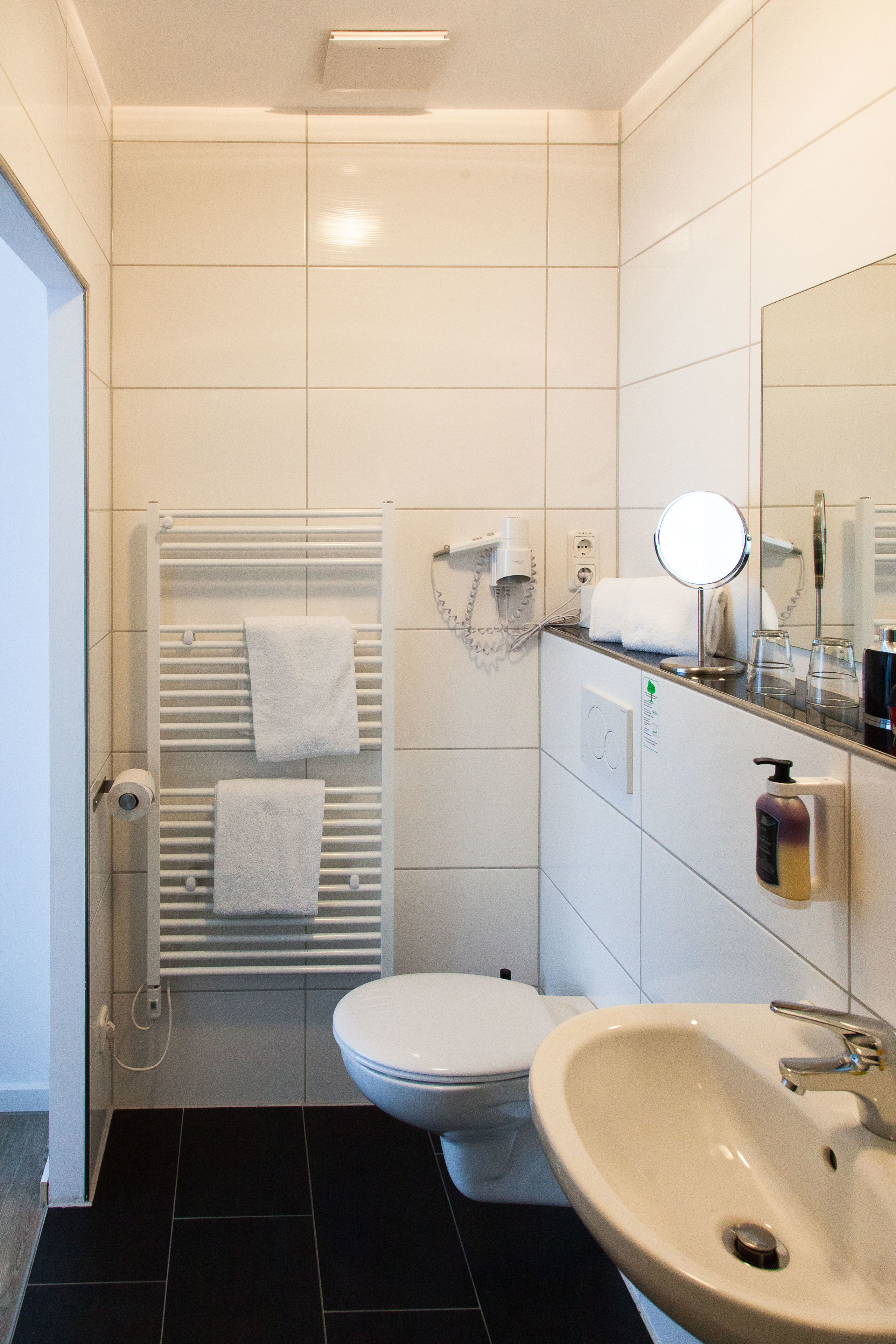 standard double room | bathroom | shower, free toiletries, hair dryer, slippers