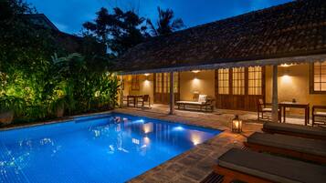 Deluxe Pool Room | Terraza o patio