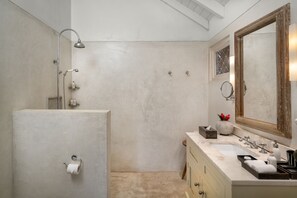 Premier Garden View Room | Bathroom | Shower, rainfall showerhead, free toiletries, hair dryer - Taru Villas Rampart Street - Galle Fort (Galle)