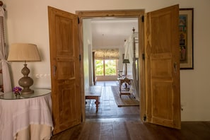 SÀngtillbehör av högsta kvalitet och minibar