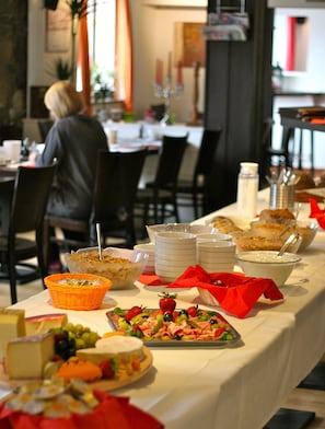 Bao gồm bữa sáng buffet hàng ngày