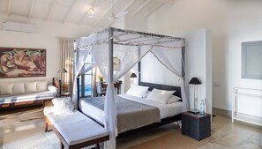 Master Room with Plunge Pool | Sengetøy av topp kvalitet, safe på rommet og individuelt dekorert