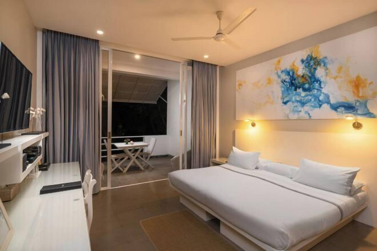 Ropa de cama de alta calidad y caja de seguridad en la habitación