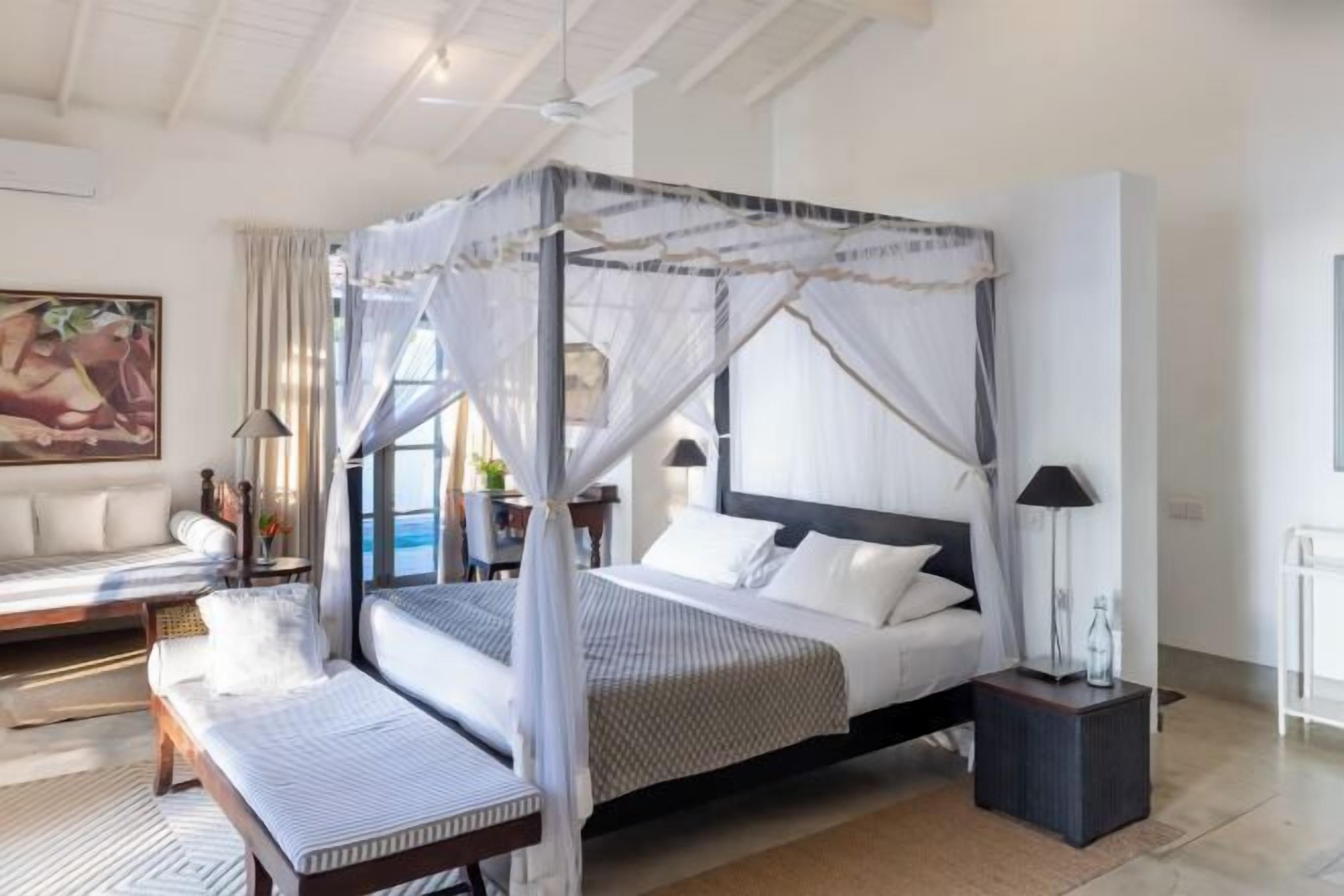 Hochwertige Bettwaren, Zimmersafe, individuell dekoriert