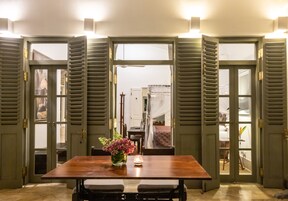 Ropa de cama de alta calidad y caja de seguridad en la habitación