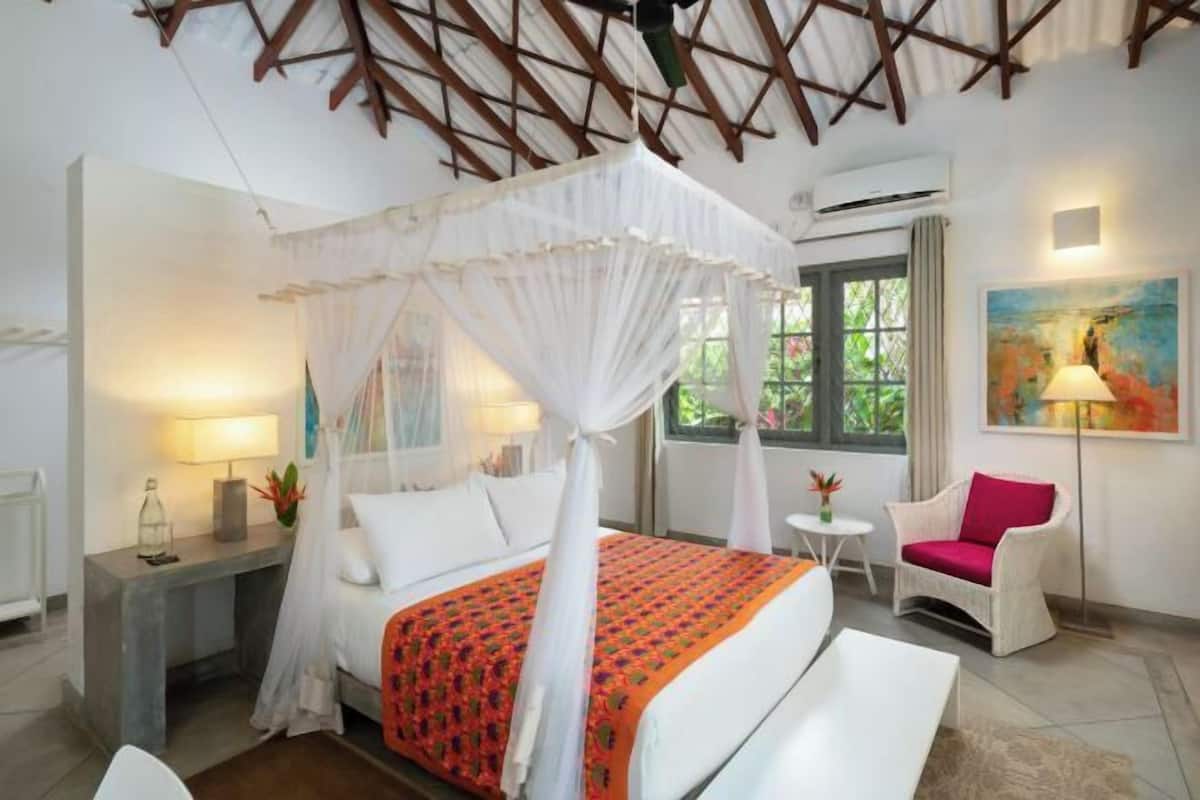 Ropa de cama de alta calidad y caja de seguridad en la habitación