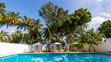 3 Außenpools, Sonnenschirme, Liegestühle