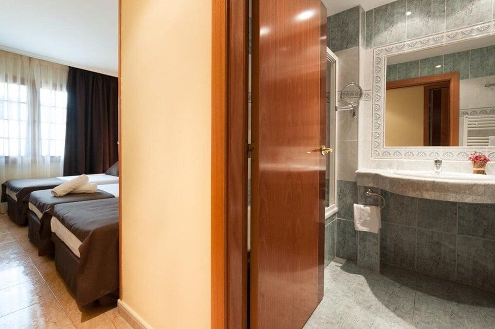 minibar, desk, soundproofing, rollaway beds