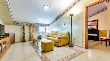 Deluxe Suite | Minibar, desk, soundproofing, rollaway beds