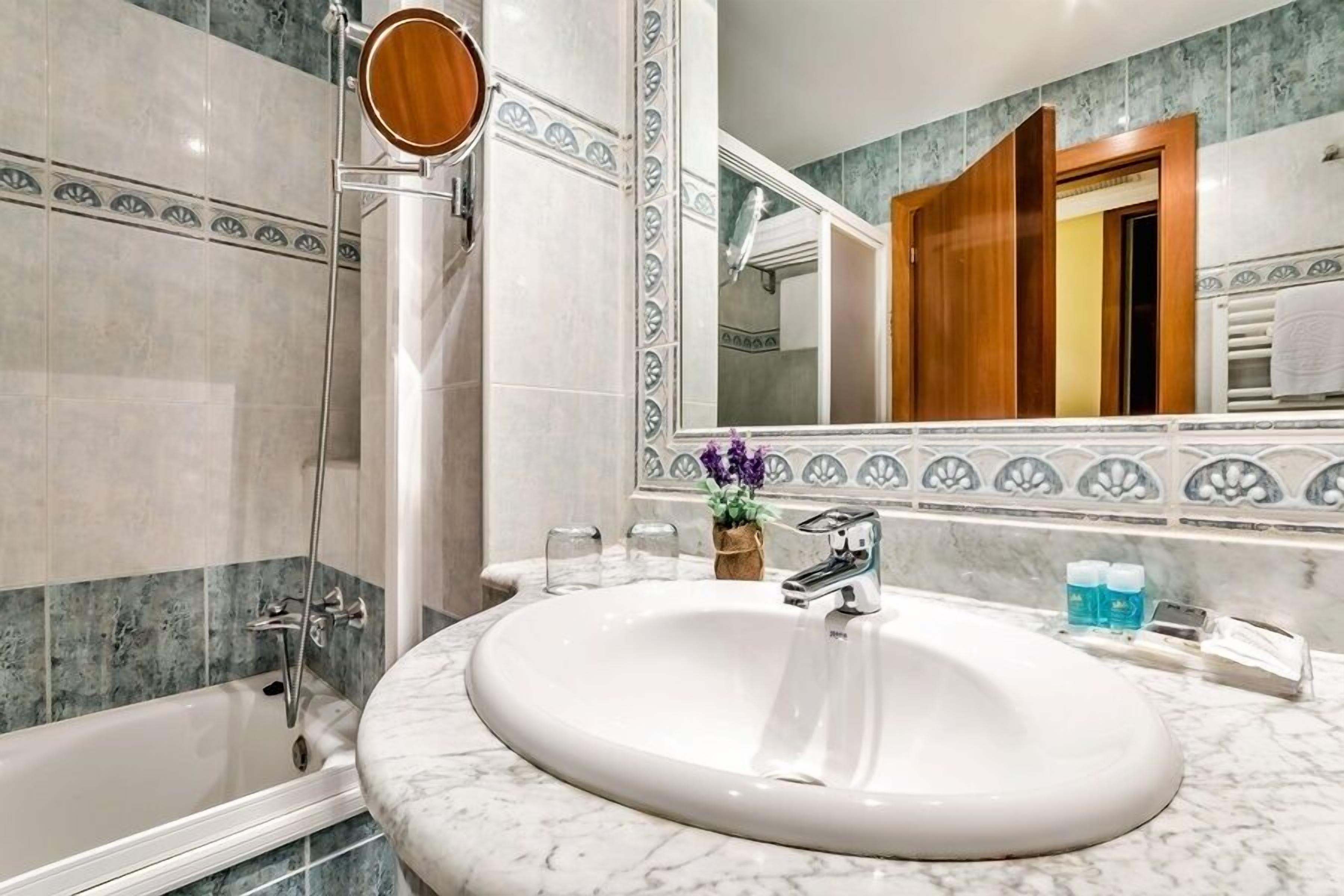 minibar, desk, soundproofing, rollaway beds