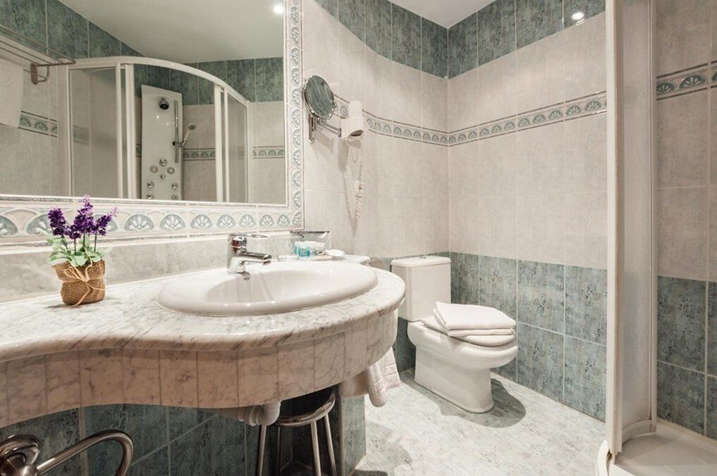 minibar, desk, soundproofing, rollaway beds