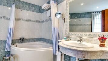 Superior tweepersoonskamer | Een minibar, een bureau, geluiddichte muren, extra bedden