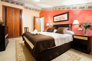 Deluxe-Suite | Minibar, Schreibtisch, schallisolierte Zimmer, Zustellbetten