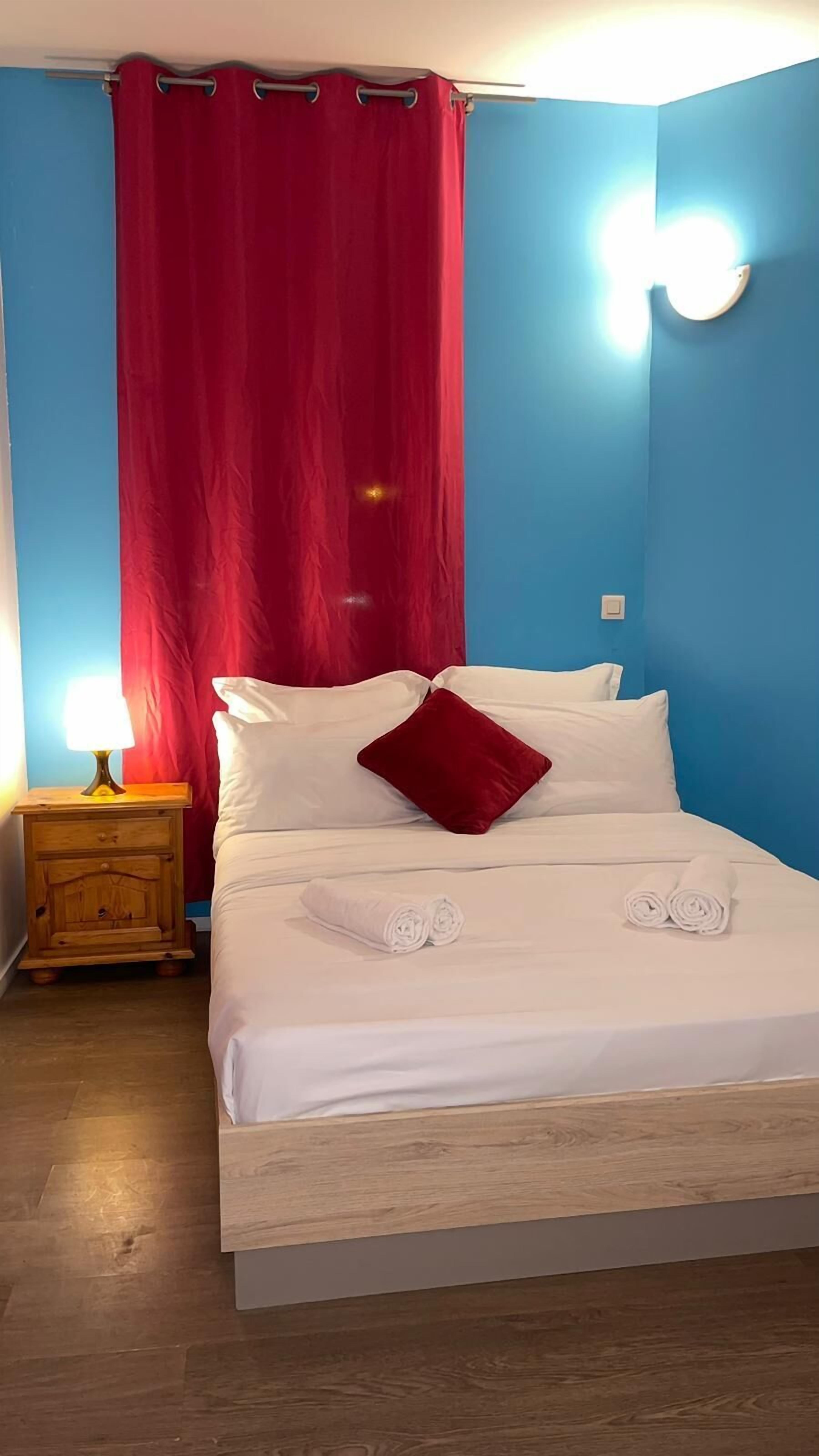 Kahden hengen perushuone, 1 parisänky | Ylelliset vuodevaatteet, työpöytä, pimennysverhot, äänieristys